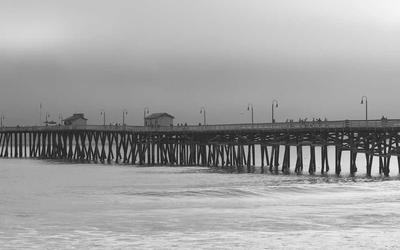 编辑精选电影《星际穿越》剧照，宇航员在浩瀚星系中漂浮的震撼画面