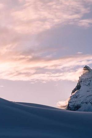 科幻动作电影《暗夜行者》第三季官方海报，主角身穿黑色战甲站在未来都市楼顶